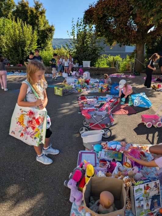 Kind betrachtet Flohmarktstand