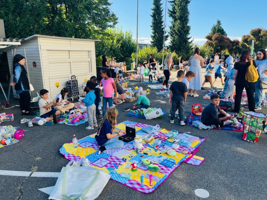 Übersicht über den Pausenplatz mit Flohmarkt