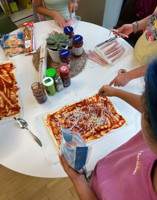 Kinder bereiten Pizza vor