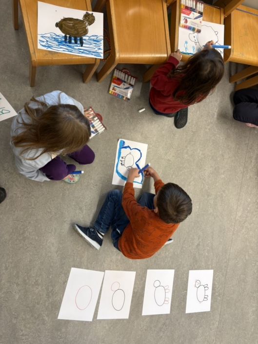 Kindergartenkinder malen Bären