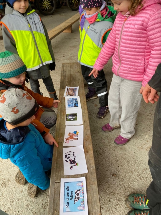 Die Kinder lernen mithilfe von Bildern wie Milch entsteht.