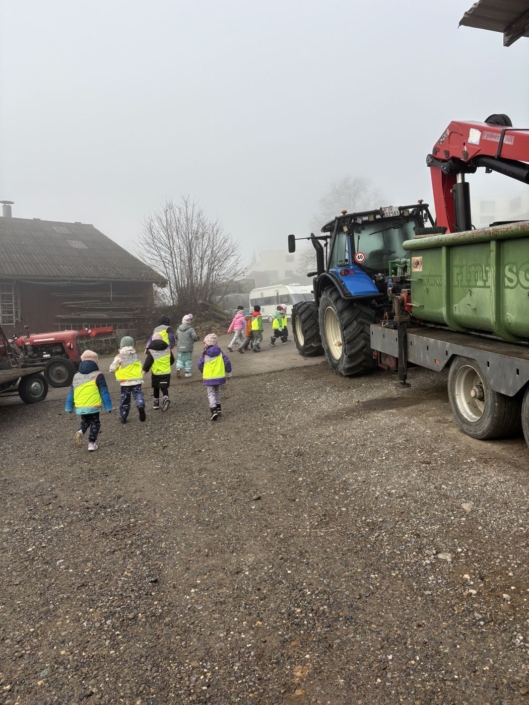 Die Kinder betreten den Bauernhof