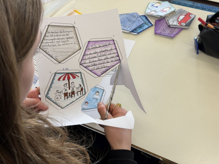 Kind schneidet Teile für den Book Ball aus