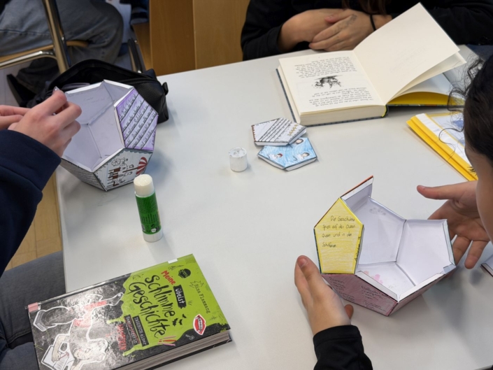 Book Balls werden zusammengeklebt