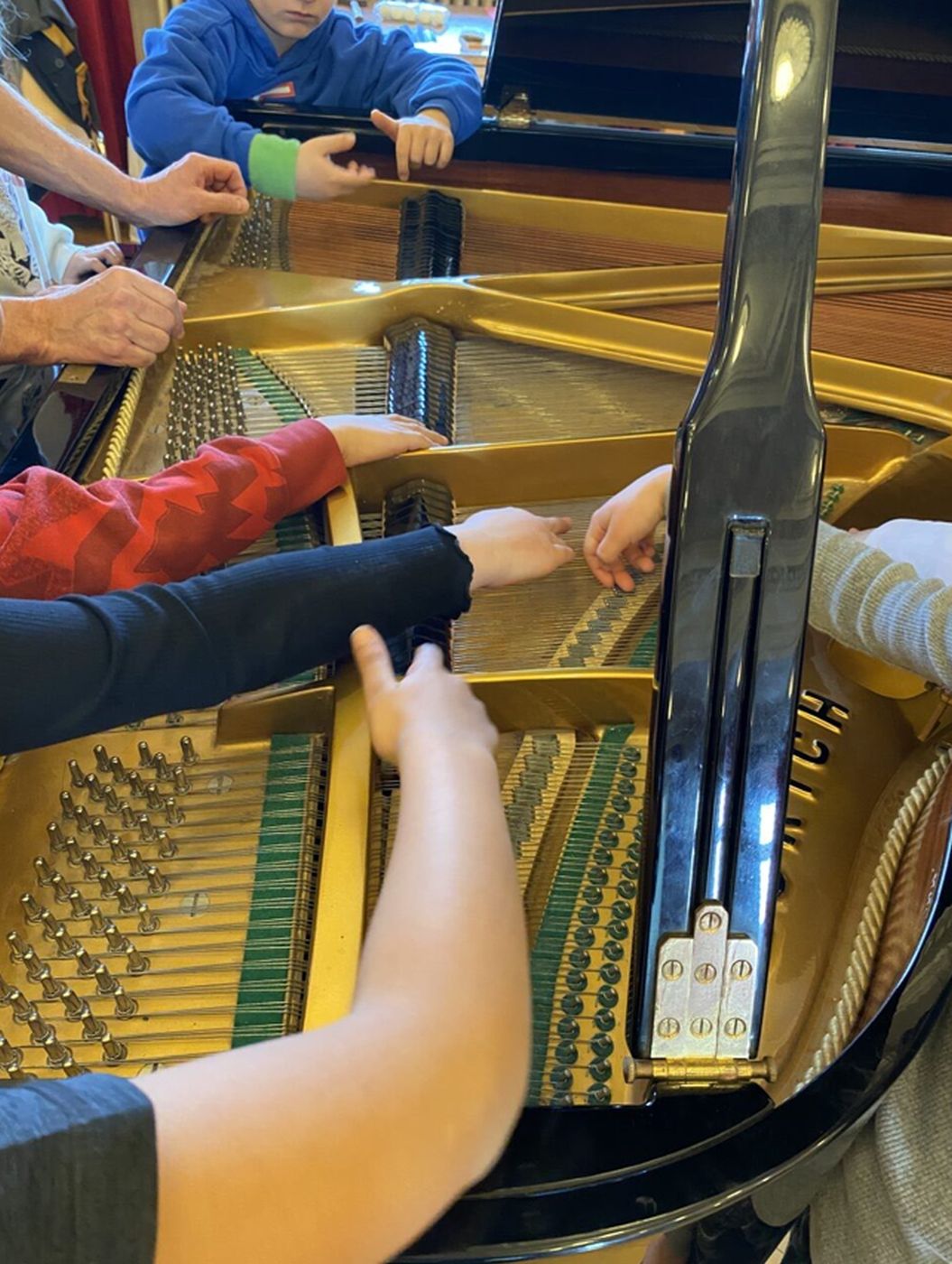 Kinderhände auf Flügelsaiten