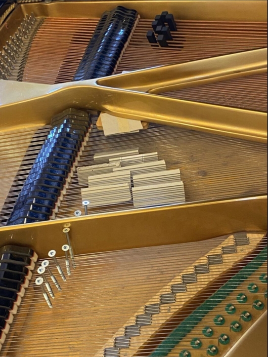 Schrauben auf Klaviersaiten
