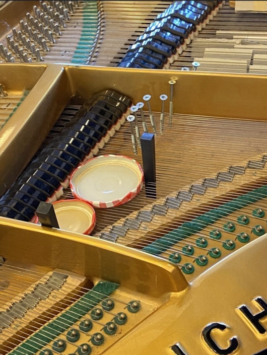 Verschiedenes Material auf Klaviersaiten