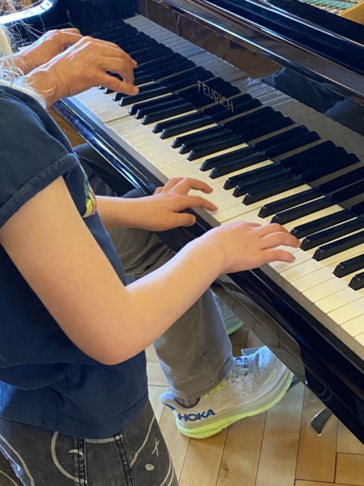 Hände spielen Klavier