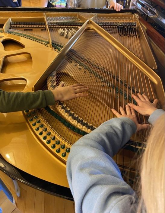 Kinder berühren Flügelsaiten