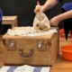 Huhn Gackita sitzt auf dem Koffer