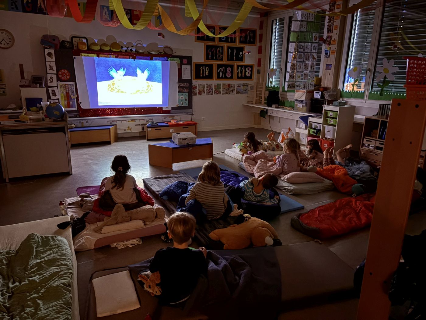 20260410_Kindergartenschlafgen_KG_Alpen_1_02 Kinder schauen einen Film auf der Leinwand