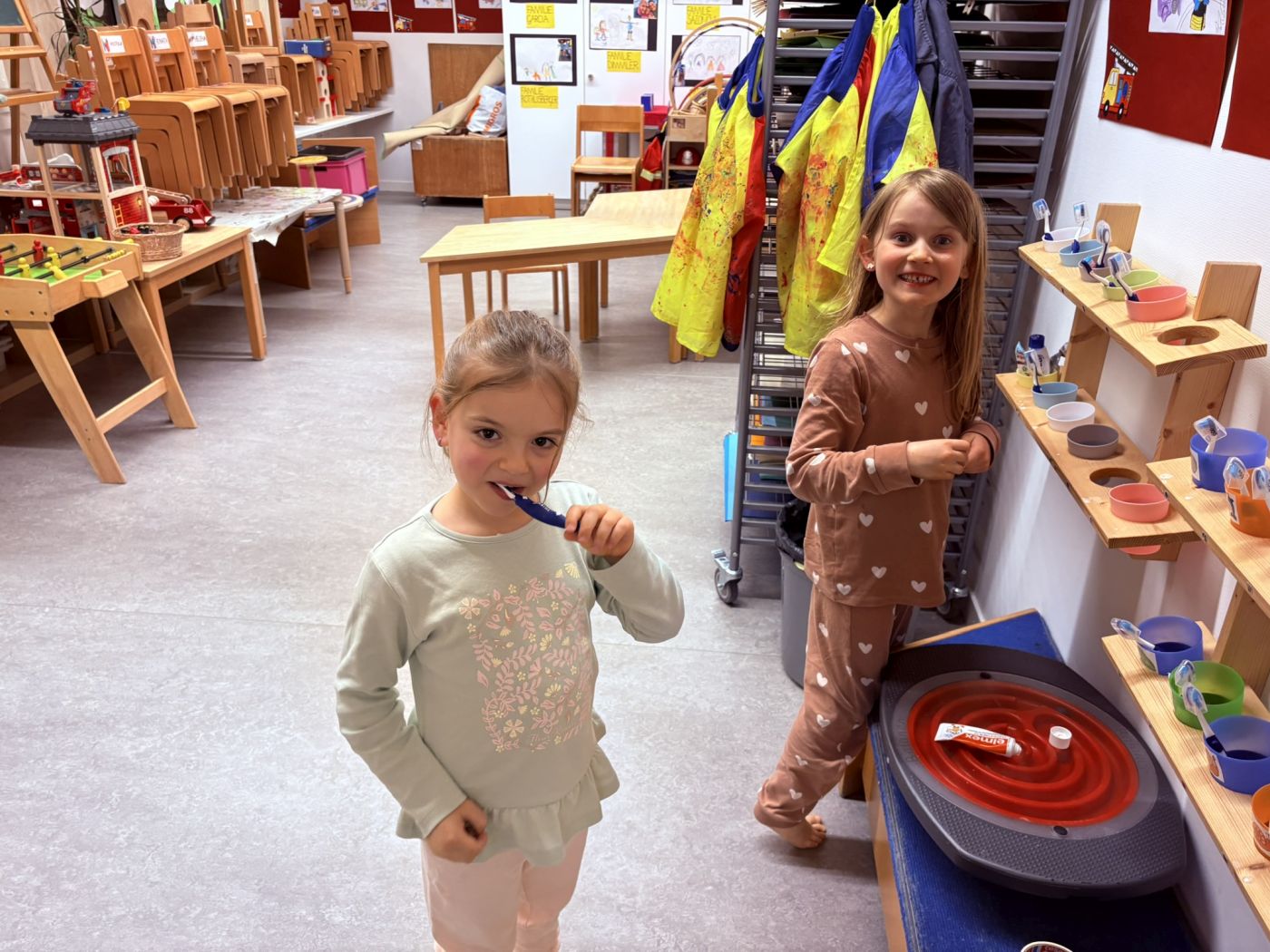20260410_Kindergartenschlafgen_KG_Alpen_1_03 Kinder putzen ihre Zähne