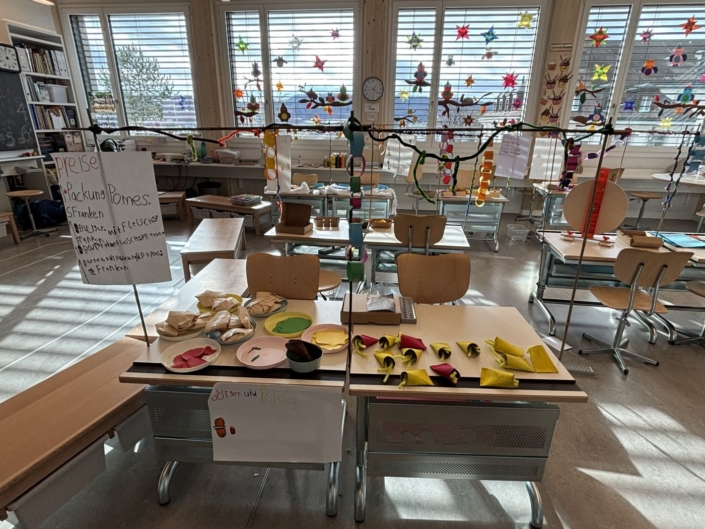 Verkaufsstand mit gebasteltem Essen