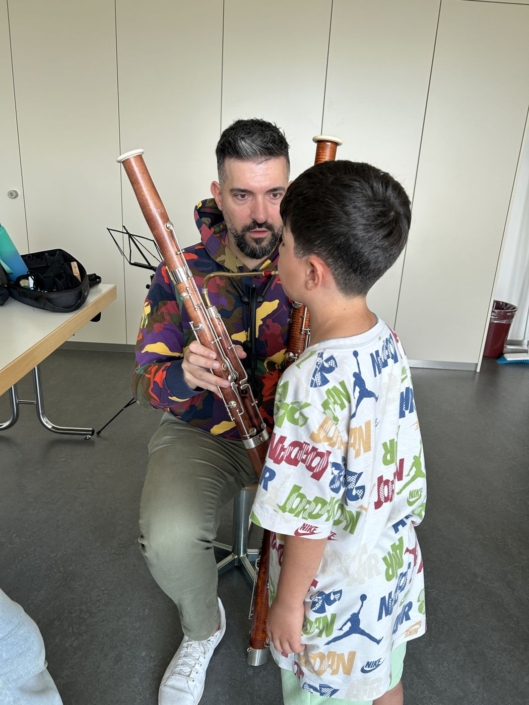 20260508_Instrumentenvorstellung_2Klasse_02 Junge spielt Oboe
