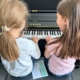 zwei Mädchen am Klavier
