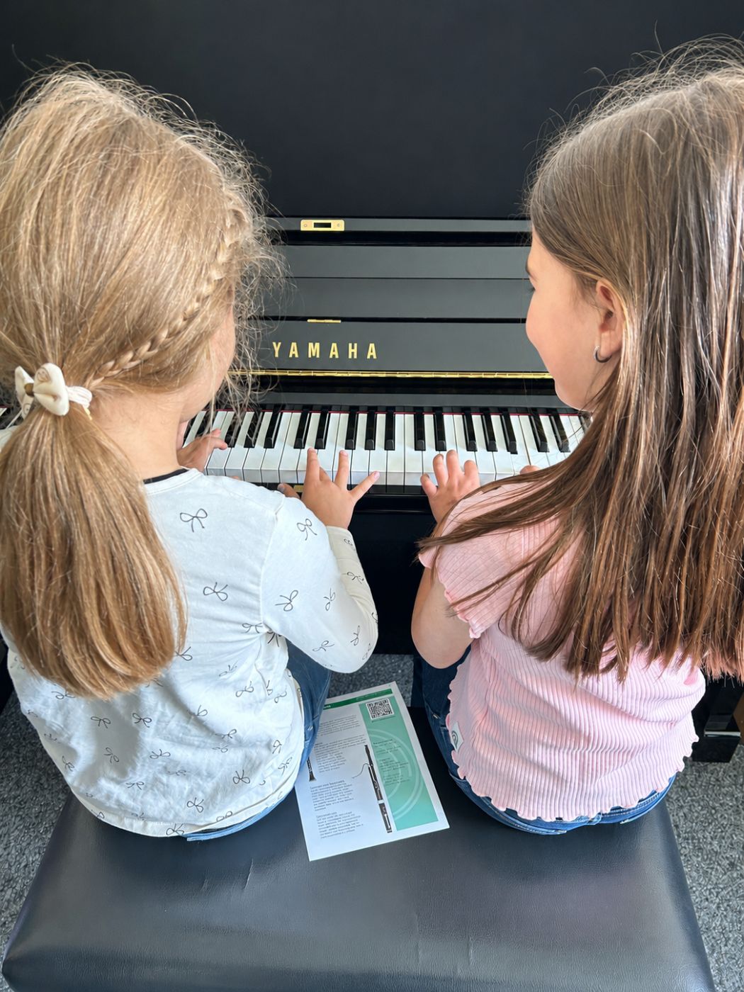 20260508_Instrumentenvorstellung_2Klasse_05 zwei Mädchen am Klavier