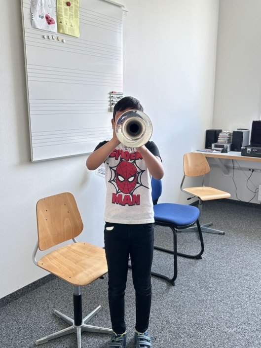 20260508_Instrumentenvorstellung_2Klasse_10 Kind spielt Trompete