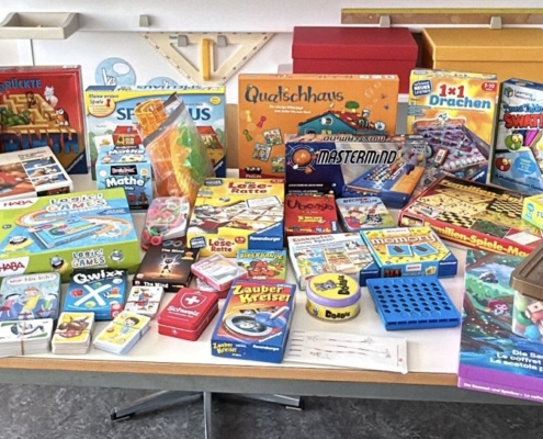 Spielesammlung in einem Schulzimmer
