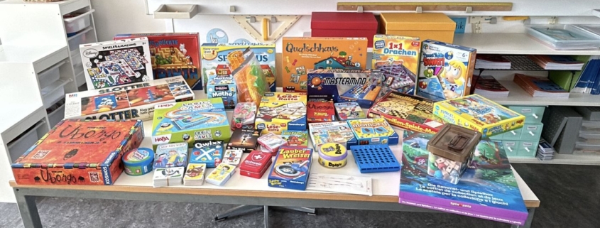 Spielesammlung in einem Schulzimmer
