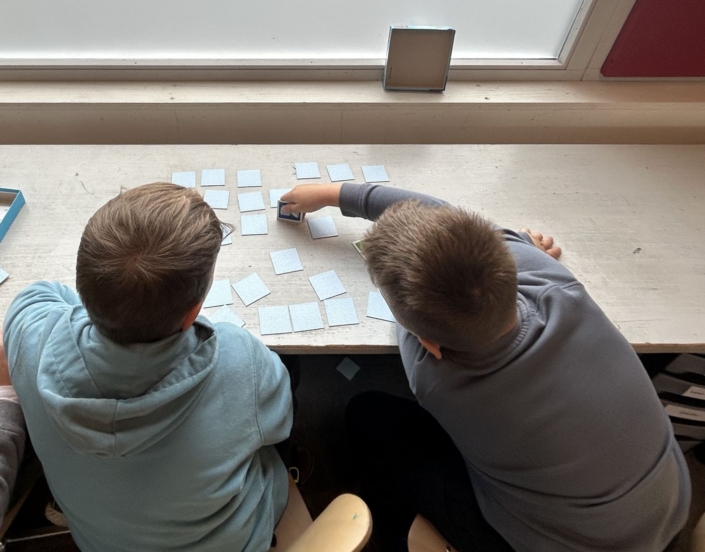 Zwei Jungen beim Memory spielen
