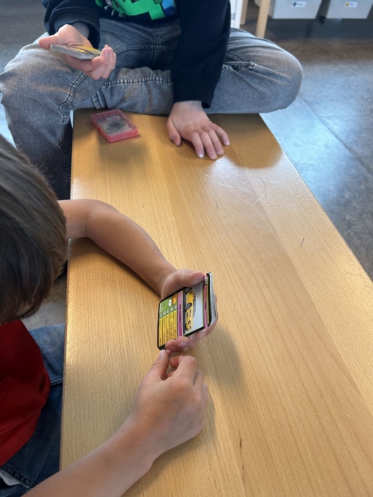Jungen spielen Quartett