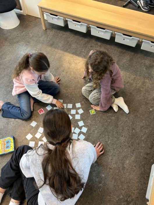 Drei Mädchen spielen Memory