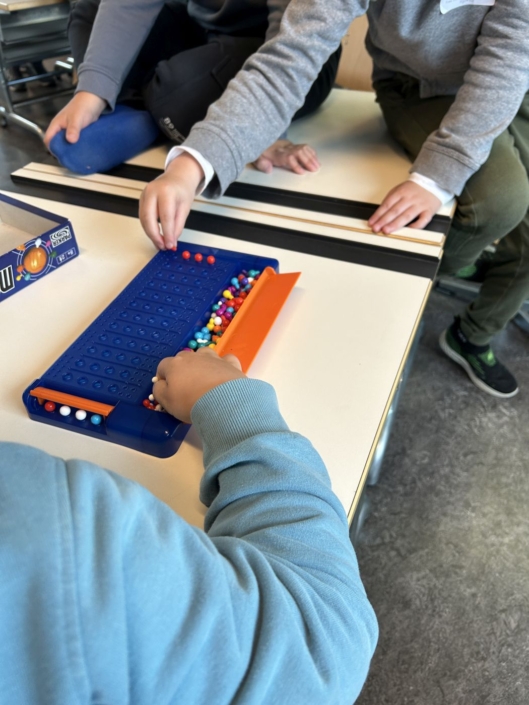 Kinder spielen das Spiel Mastermind