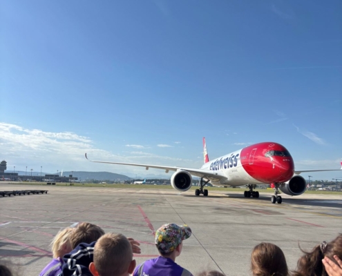 Kinder betrachten Flugzeug