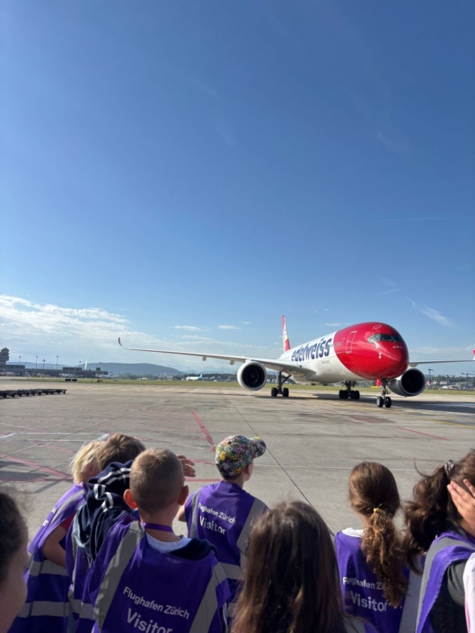 Kinder betrachten Flugzeug