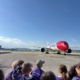 Kinder betrachten Flugzeug