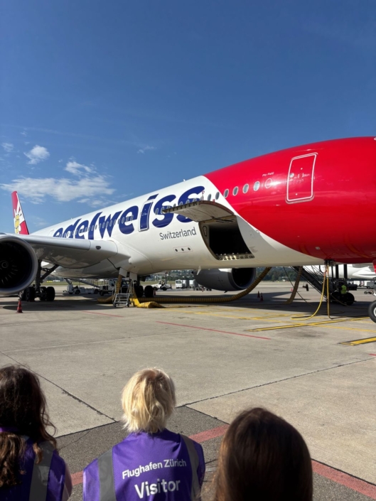 Edelweissflugzeug mit offener Klappe
