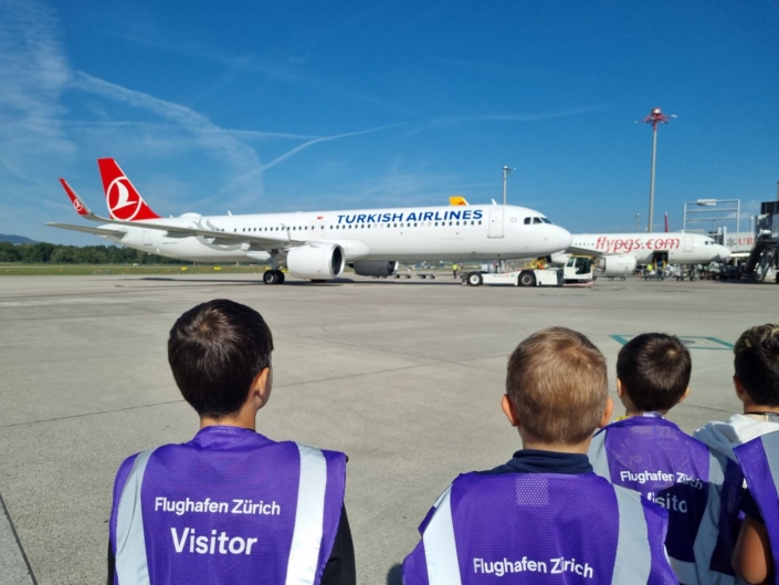 Kinder schauen Flugzeug an