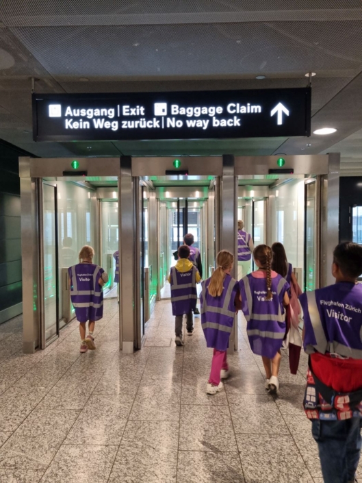 Kinder verlassen den Flughafen