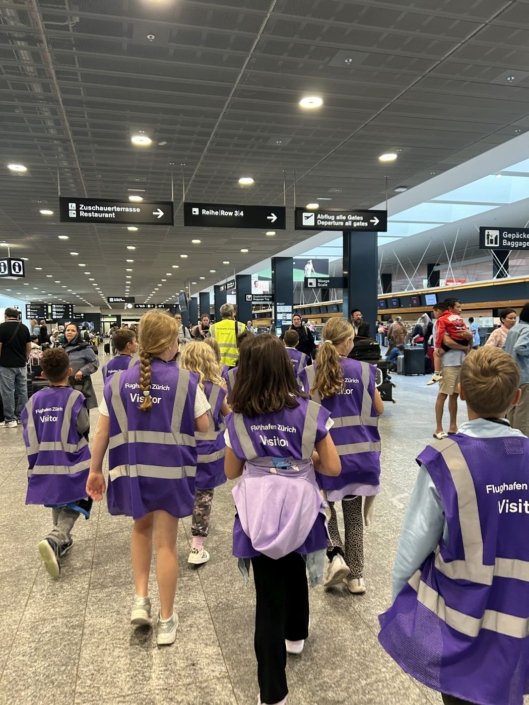 Kinder spazieren durch den Flughafen
