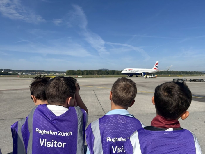 Jungs beobachten Flugzeug
