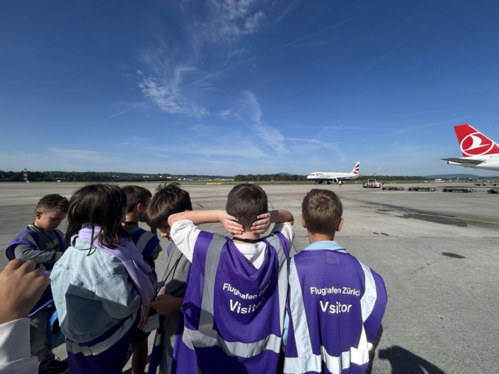 Kinder beobachten Flugzeug