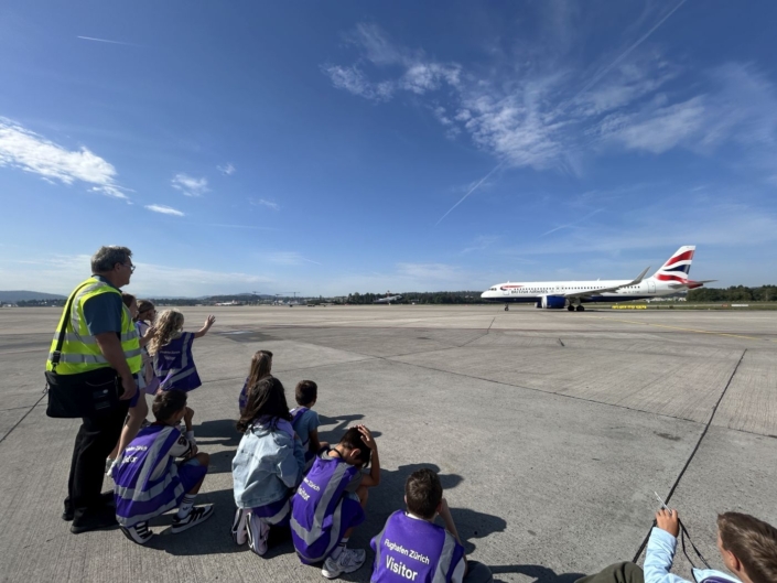 Kinder winken Flugzeug